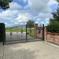 Dom jednorodzinny z osobnym garażem na 2 pojazdy