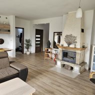 Dom jednorodzinny z osobnym garażem na 2 pojazdy