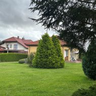 Dom jednorodzinny z osobnym garażem na 2 pojazdy