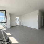 Apartament widokiem na rzekę i dużym tarasem 