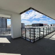 Apartament widokiem na rzekę i dużym tarasem 