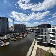 Apartament widokiem na rzekę i dużym tarasem 