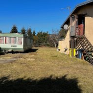 działka budowlana i lokal mieszkalny.