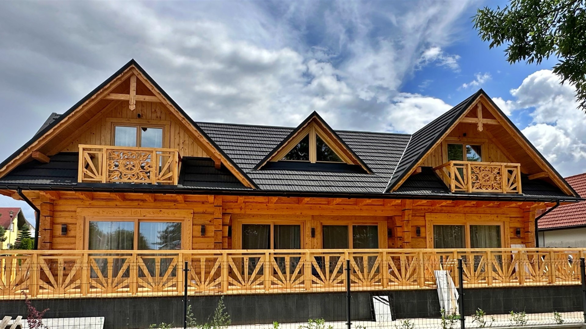 Dom z bali nad morzem, 3 apartamenty dwupoziomowe 