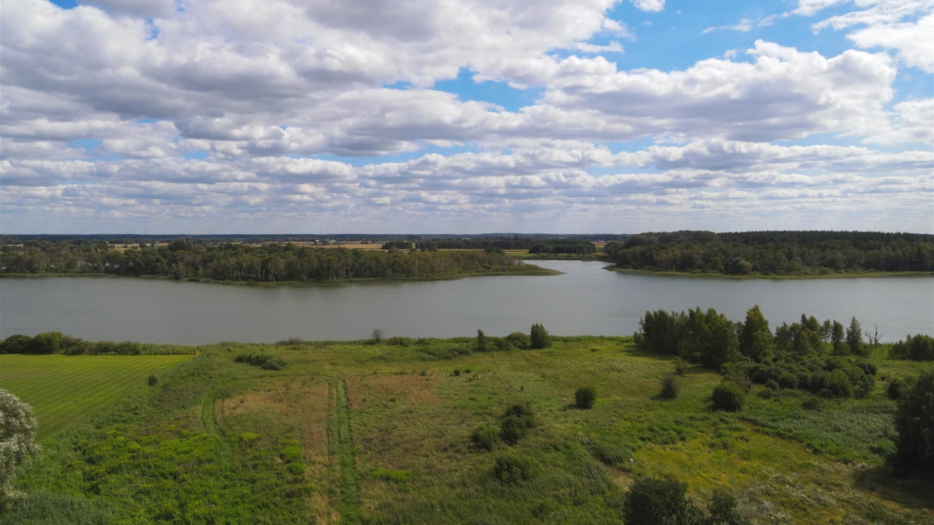 Duża działka z linią brzegową i wydanymi WZ